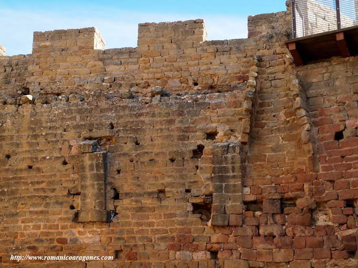 RESTO DE CHIMENEA Y ARRANQUE DE ARCO EN MURO PRIMITIVO DEL CASTILLO